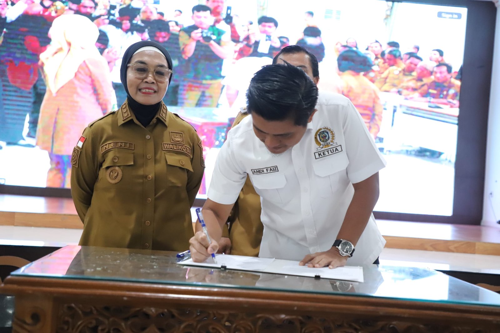 Ketua DPRD Bontang, Andi Faizal Sofyan Hasdam saat menandatangani berkas Musrembang RPJMD, Senin (19/5/2025).