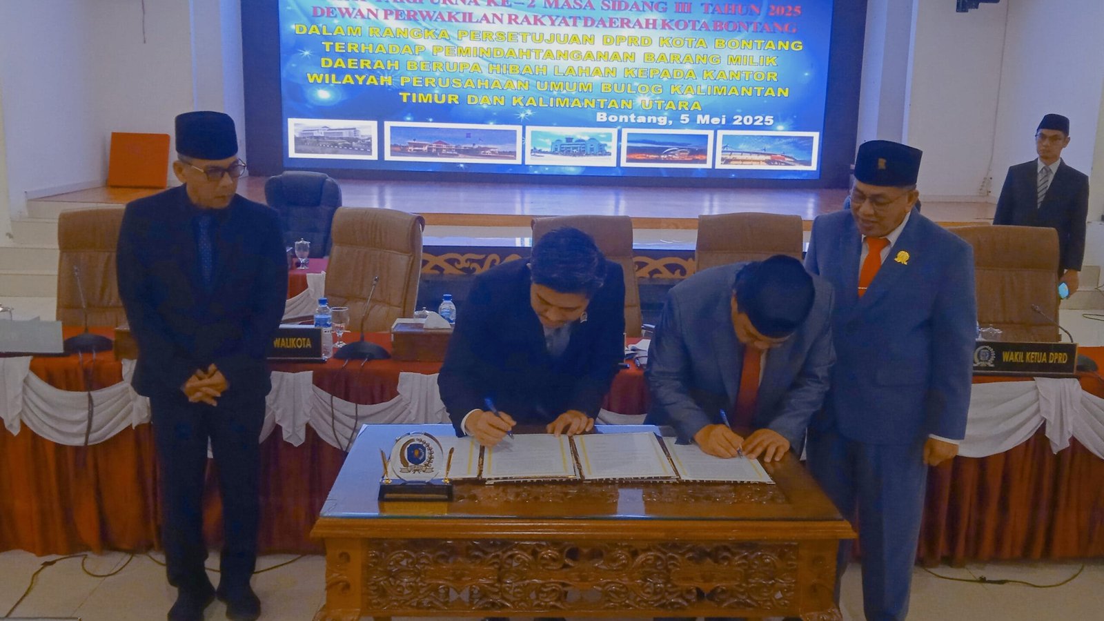 Penandatanganan hibah lahan DPRD dan Pemkot Bontang, Senin (5/5/2025).