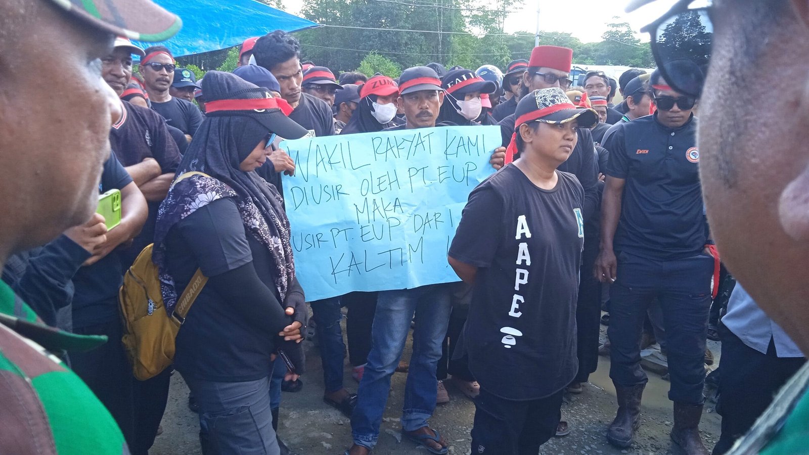 Aliansi Gabungan Nelayan Marangkayu gelar aksi di depan gerbang PT EUP, Rabu (14/5/2025).