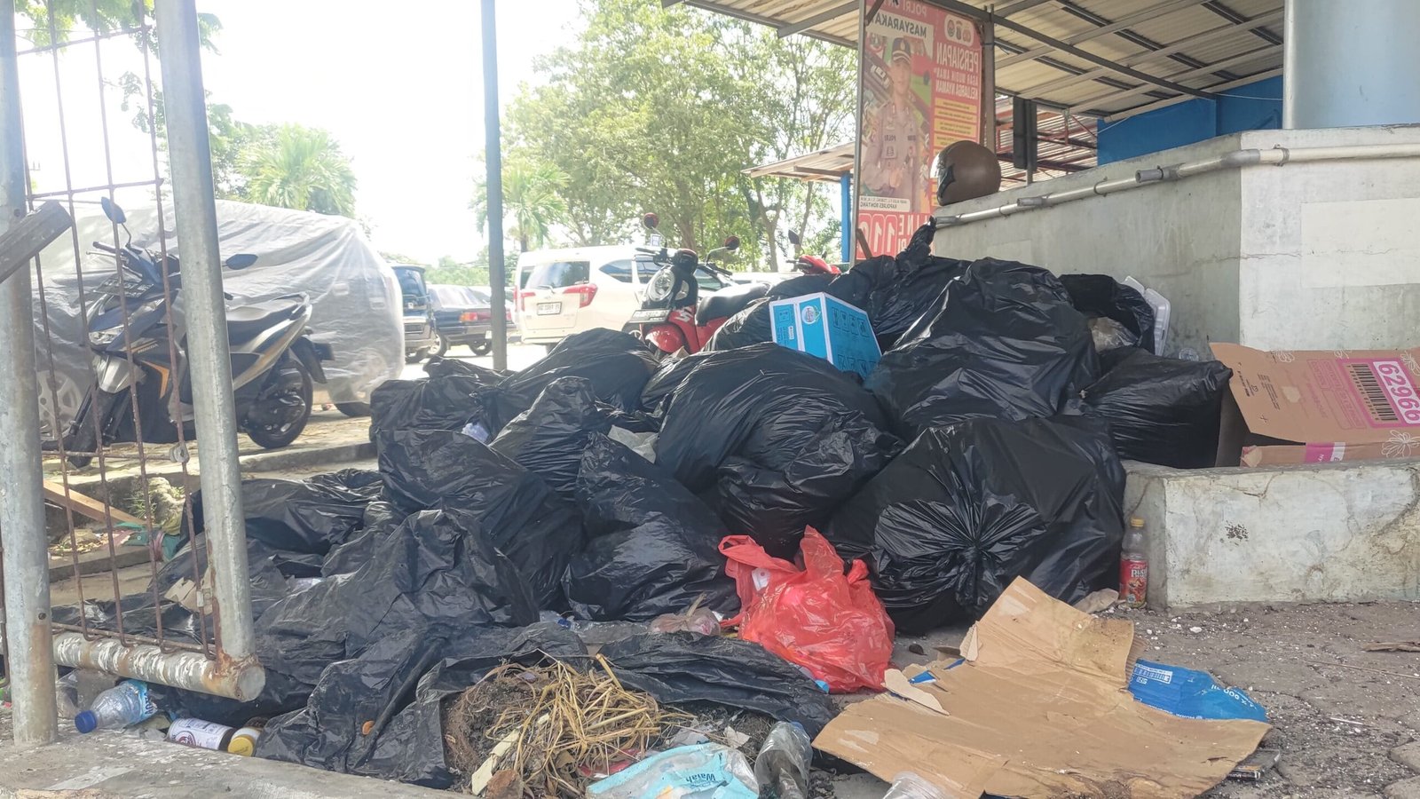 Tumpukan sampah di Pelabuhan Loktuan, Rabu (2/7/2025).