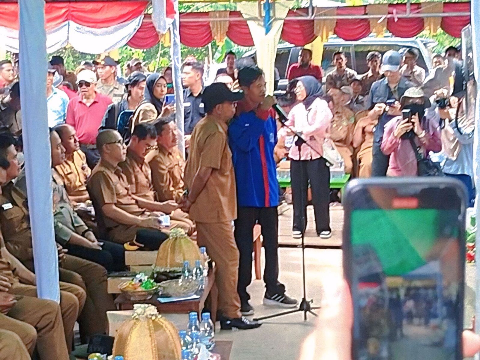 Ketua LPM Martadinata, Sutrisno saat menyampaikan aspirasinya di depan Gubernur Kalimantan Timur, Senin (11/8/2025).