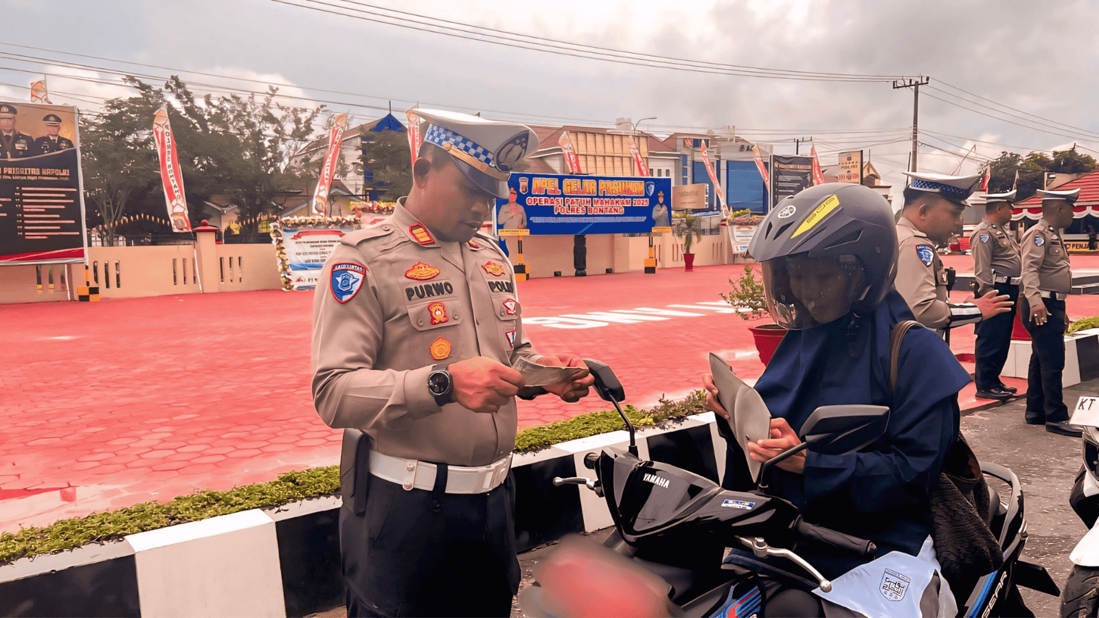 Kasat Lantas Polres Bontang, AKP Purwo Asmadi saat bertugas melakukan razia.