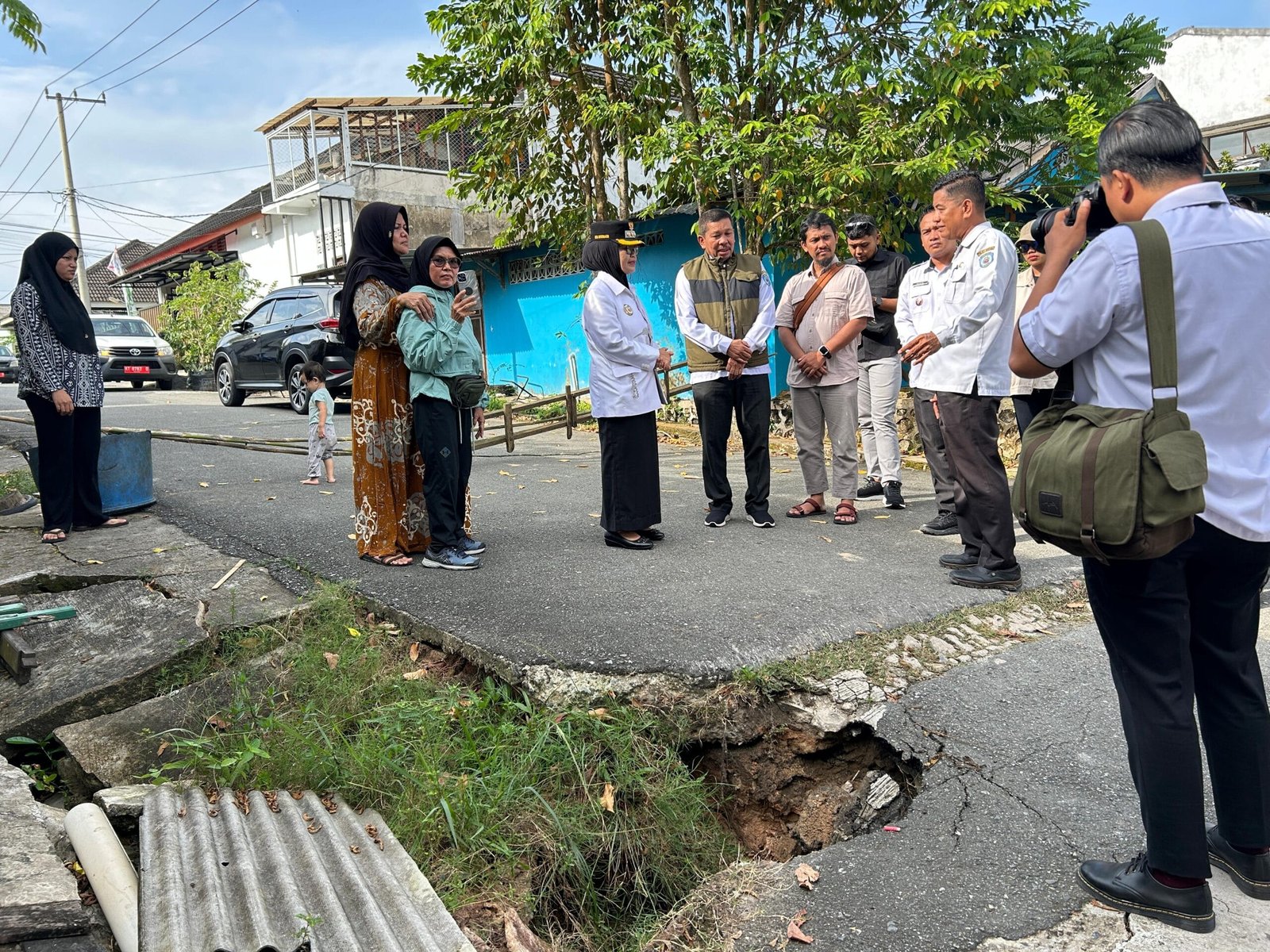 Wali Kota Bontang Saat Mengunjungi Longsor di Perumahan BSD, Bontang Utara, Rabu (6/8/2025).