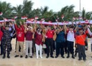 Pemkot Bontang Bentangkan Merah Putih Keliling Pulau Beras