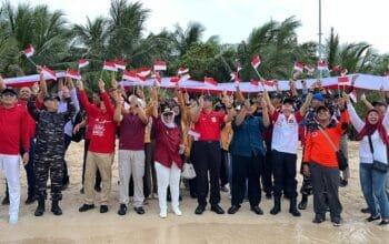 Pemkot Bontang Bentangkan Merah Putih Keliling Pulau Beras