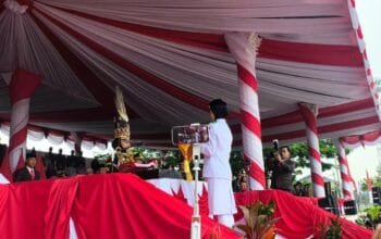 Nuansa Budaya Warnai HUT RI ke-80, Wali Kota Bontang Kenakan Adat Dayak