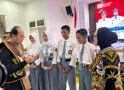 Pemkot Bontang Beri KTP dan Bingkisan ke Siswa yang Genap 17 Tahun di HUT RI