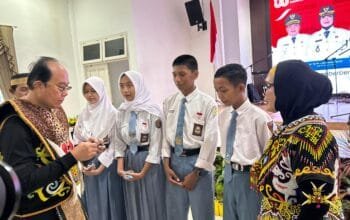 Pemkot Bontang Beri KTP dan Bingkisan ke Siswa yang Genap 17 Tahun di HUT RI