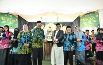 MTQ ke-XIX Bontang Selatan Resmi Ditutup, Wakil Wali Kota Serahkan Piala Juara Umum