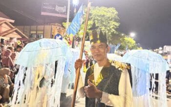 SMP Negeri 1 Bontang Tampilkan Kostum Daur Ulang Bertema Laut di Bontang City Carnival