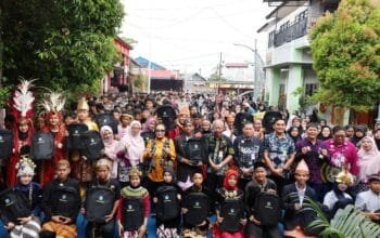 Wali Kota Bontang Salurkan Paket Seragam Lengkap untuk Siswa SMPN 7 di Momentum Bulan Bahasa