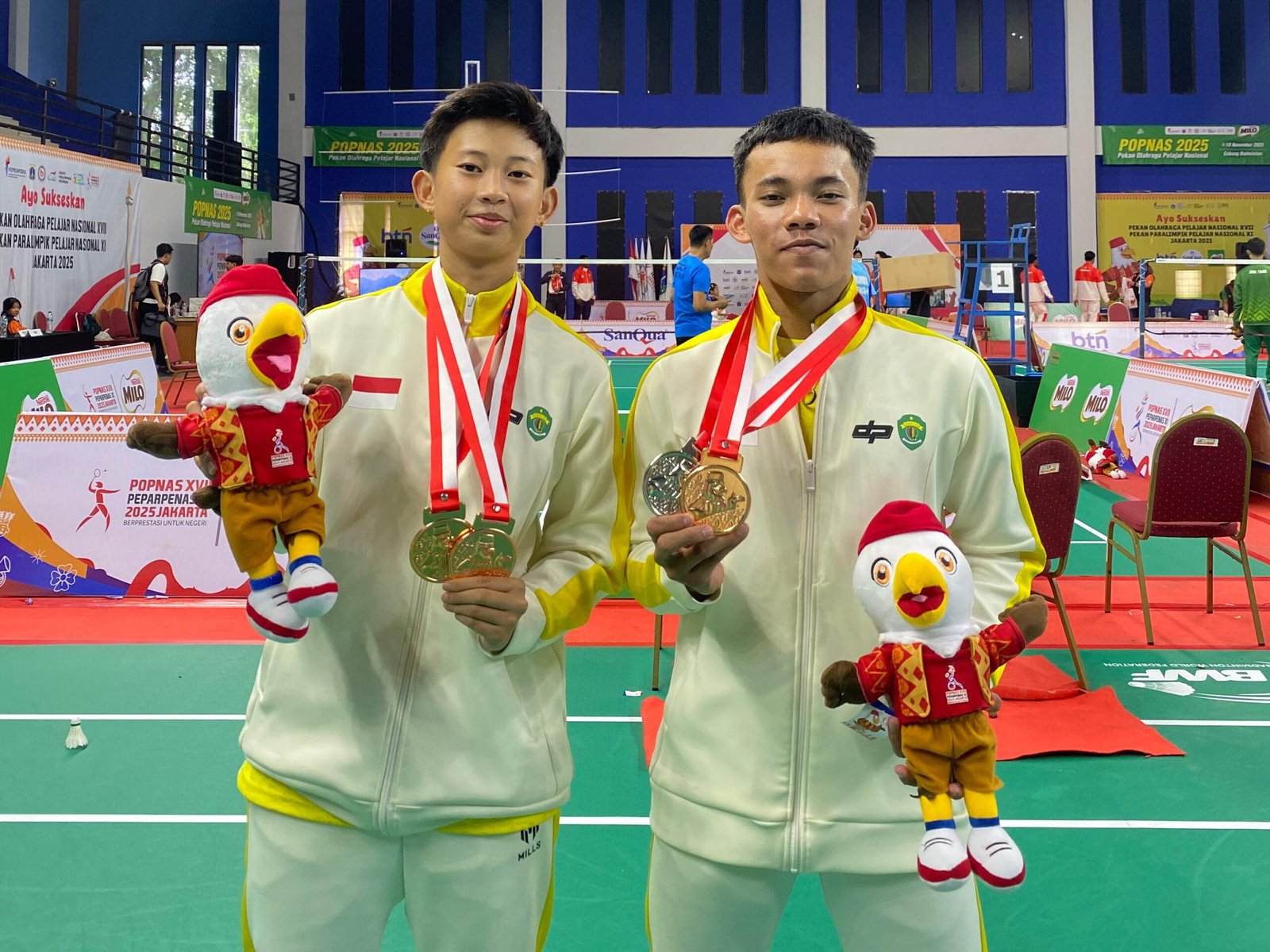 Zahratul Syita dan Ibnu Syaifuddin Maulana, dua pelajar SMA YKP Monamas yang berhasil raih prestasi gemilang di Popnas 2025, Jakarta.