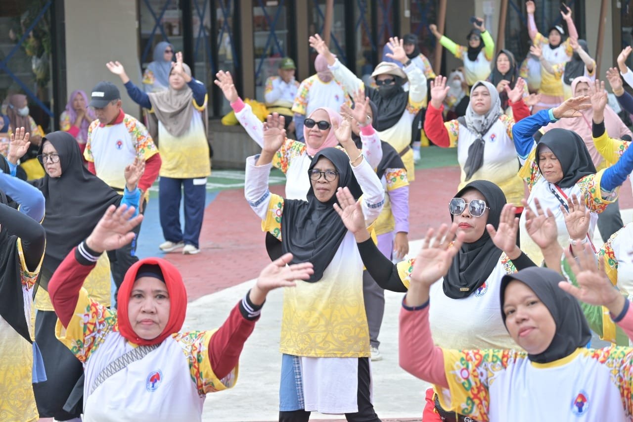 Ratusan lansia antusias ikut senam sehat bersama Hetifah Sjaifudian di UMKM Center Bontang, Minggu (9/11/2025).
