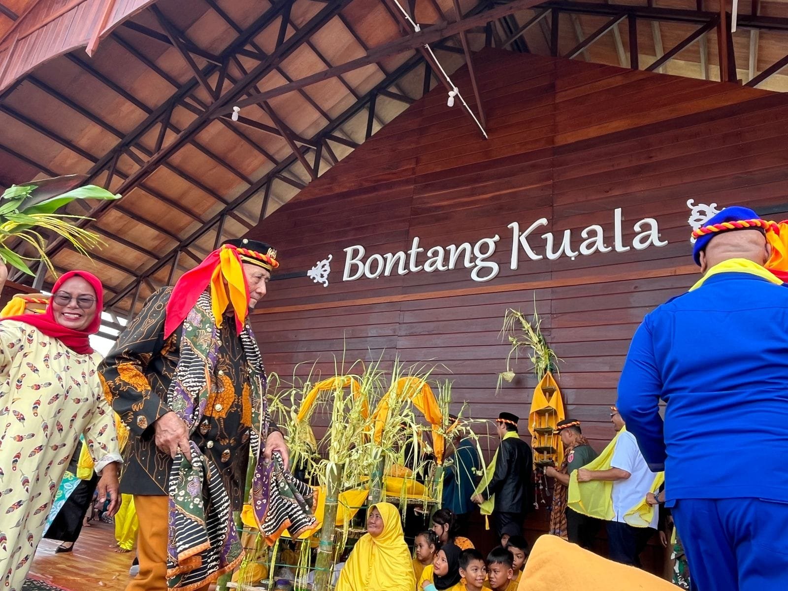 Prosesi Tampung Tawar dalam Pesta Laut Bontang Kuala, Rabu (17/12/2025). (FOTO: LABIB)