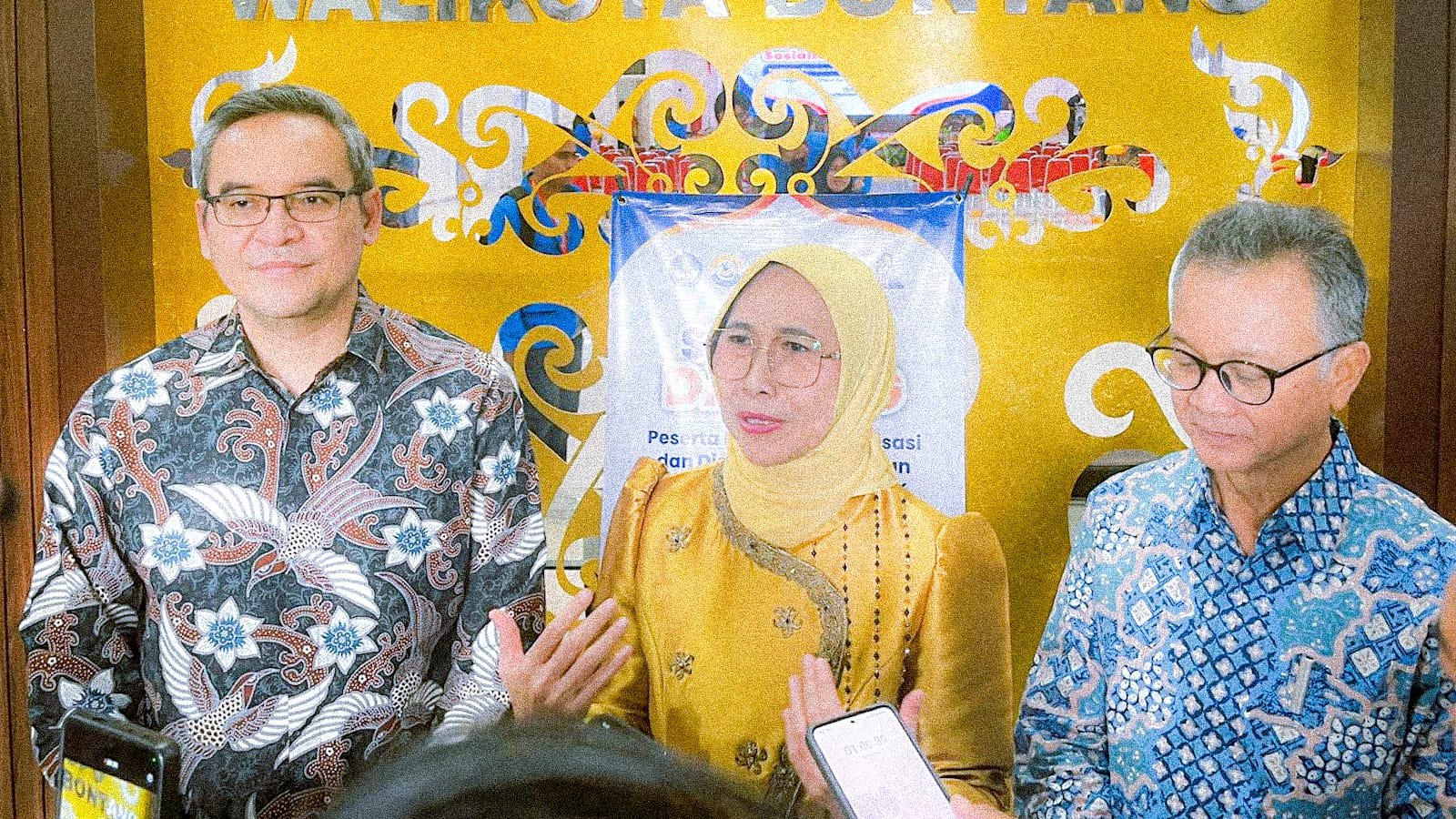 Ketua Komisi X DPR RI Dapil Kaltim, Hetifah Sjaifudian (tengah).