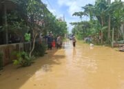 Debit Air Masih Tinggi, Kapolsek Bontang Barat Monitoring Banjir dan Salurkan Bantuan Makanan