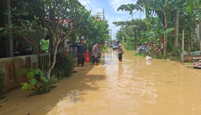 Debit Air Masih Tinggi, Kapolsek Bontang Barat Monitoring Banjir dan Salurkan Bantuan Makanan