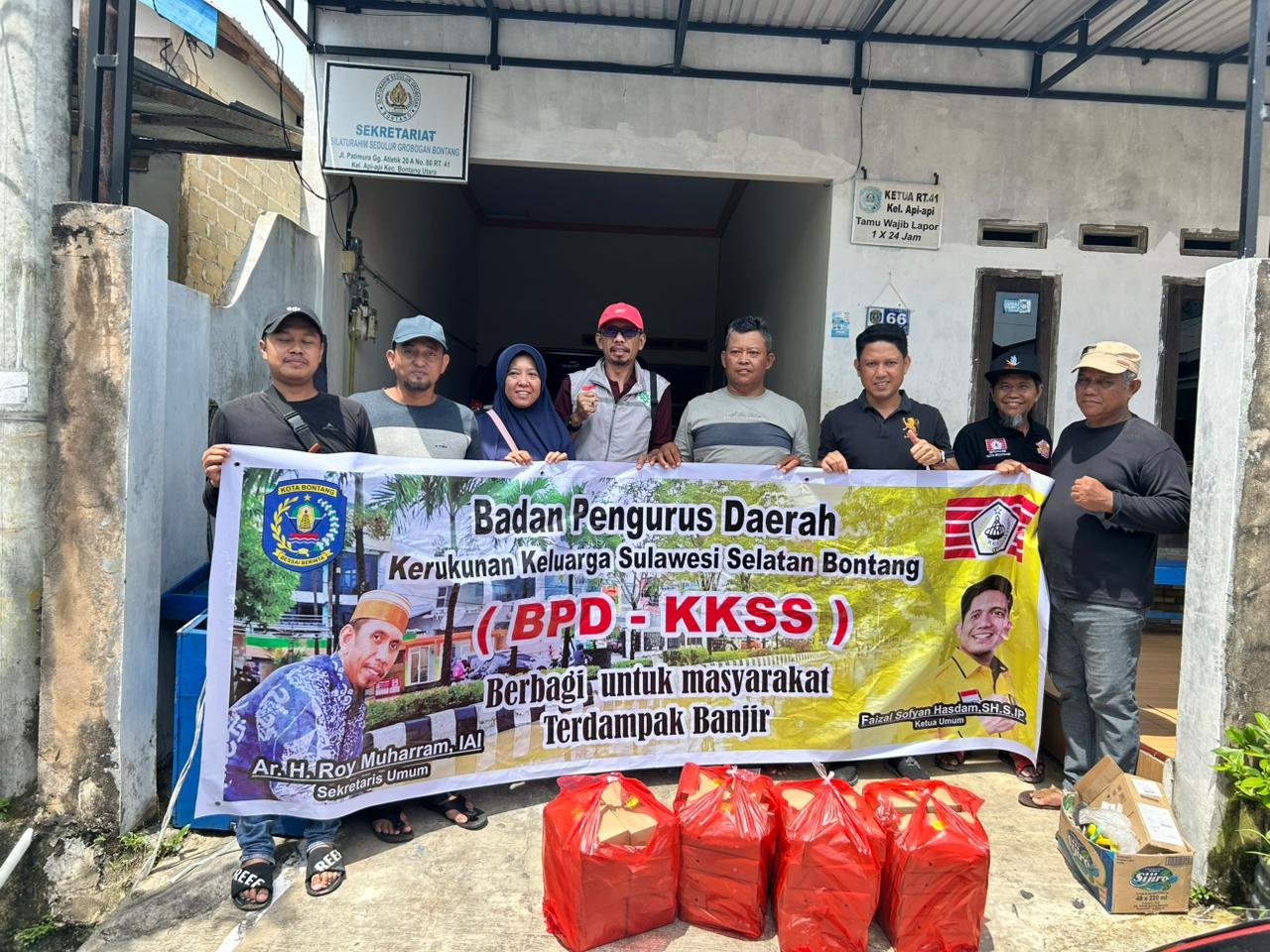 Pengurus KKSS Bontang bagikan bantuan makanan siap santap kepada warga terdampak banjir di Kelurahan Api-api, Bontang Utara.