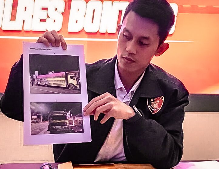 Polres Bontang tunjukan foto truk yang diduga menyelundupkan kayu ilegal oleh seorang sopir. (Foto: Dahlia)