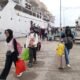 Sejumlah penumpang Kapal Pelni Bontang tiba di Pelabuhan Loktuan. (Foto: Irwan/nius.id)
