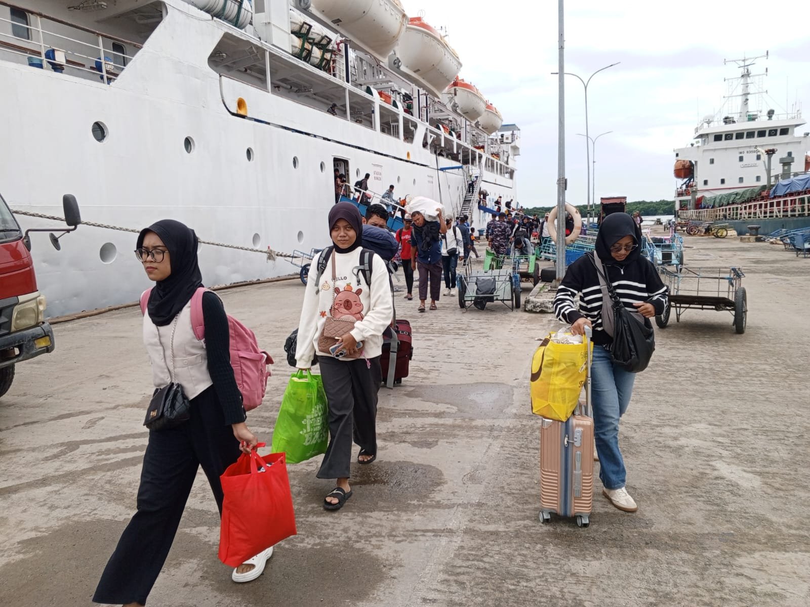 Sejumlah penumpang Kapal Pelni Bontang tiba di Pelabuhan Loktuan. (Foto: Irwan/nius.id)