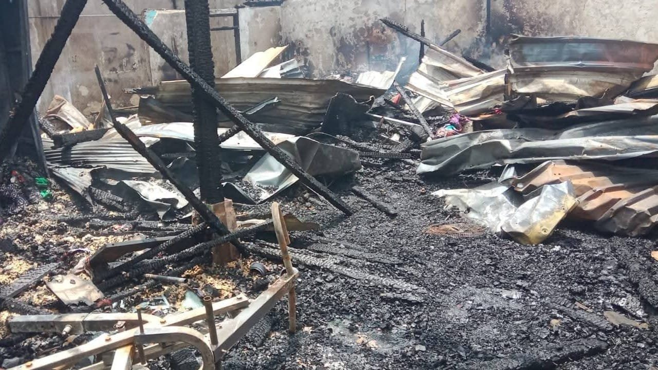 Kebakaran di belakang Hotel Andika, pertigaan Jalan Veteran, Jalan Intan, dan Jalan Berlian, RT 21, Kelurahan Berbas Tengah, Kecamatan Bontang Selatan, Minggu (22/3/2026).