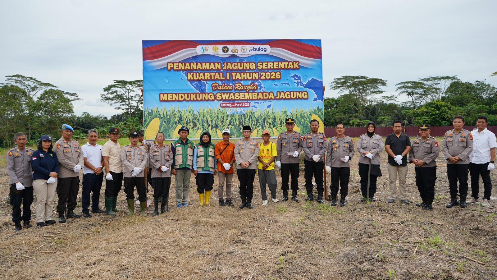 Foto bersama penanaman jagung serentak di Bontang. (Foto: Lia)
