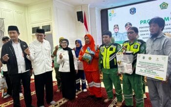 447 Tenaga Kebersihan Bontang Terima Bantuan Ramadan dari Pemkot dan Baznas