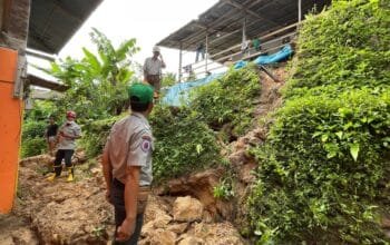 Hujan Deras Picu Longsor di Kelurahan Kanaan Bontang, Dua Rumah Warga Terdampak