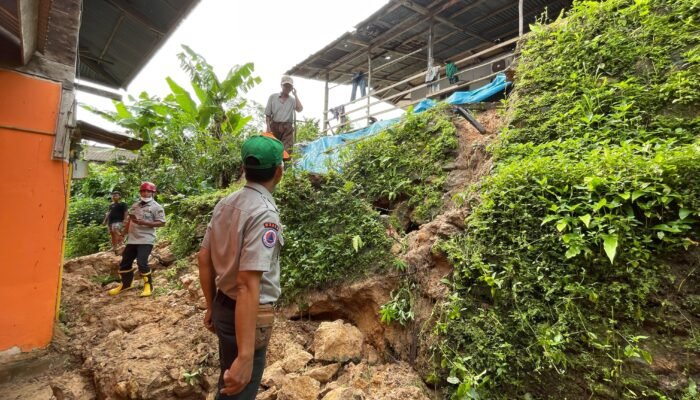 Hujan Deras Picu Longsor di Kelurahan Kanaan Bontang, Dua Rumah Warga Terdampak