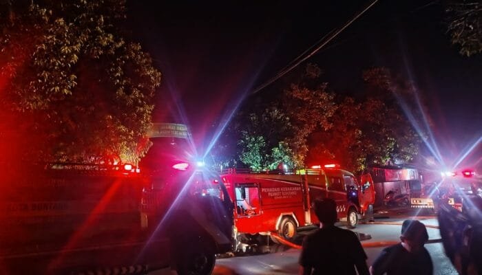 Kurang 10 Menit, Damkar Padamkan Kebakaran Pos Kamling RT 26