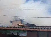 Kebakaran belakang Hotel Andika, Jl Veteran, Minggu (22/3/2026).