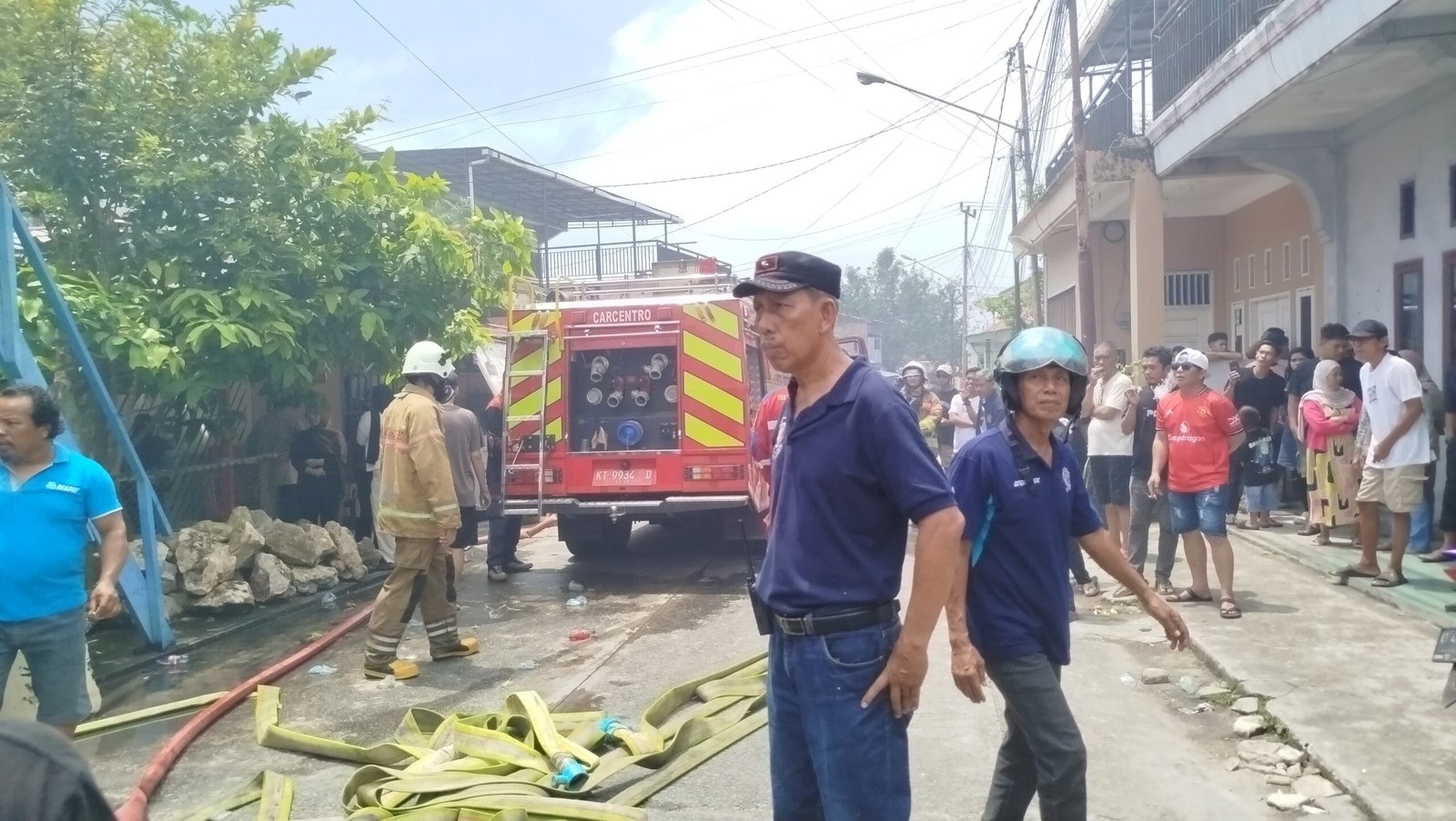 Kepala Disdamkartan, Amiluddin turun langsung memantau kebakaran di belakang Hotel Andika, Berbas Tengah, Minggu (22/3/2026).