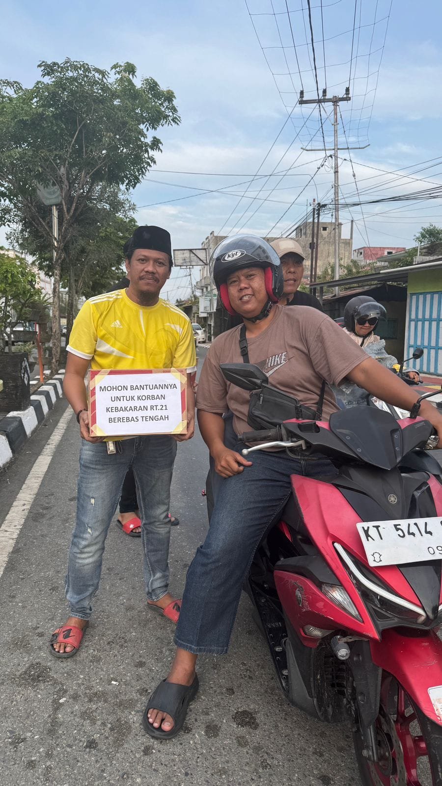 Ketua PAC PP Bontang Selatan, Saparta (baju kuning) saat menggalang dana untuk korban kebakaran di Berbas Tengah, Senin (23/3/2026). (Foto: Zuajie/NIUS.id)