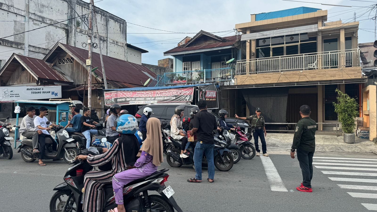 PAC Pemuda Pancasila Bontang Selatan menggalang dana untuk korban kebakaran di Berbas Tengah, Senin (23/3/2026). (Foto: Zuajie/NIUS.id)