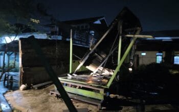 Diduga Konsleting, Pos Kamling RT 26 Api-api Ludes Terbakar