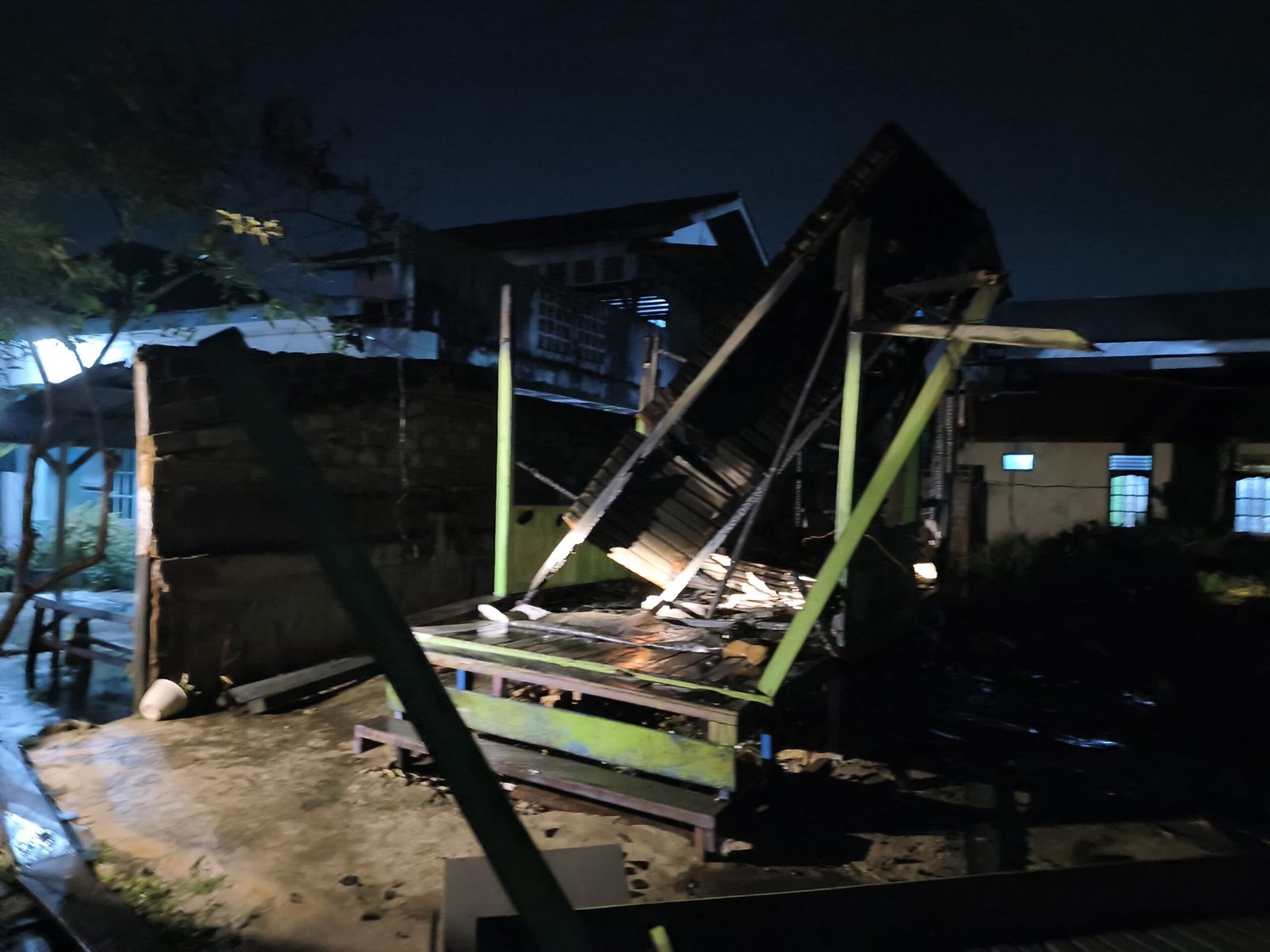 Kebakaran pos kamling RT 26 Api-api yang diduga konsleting listrik saat waktu sahur. (Foto: Aji/NIUS.id)