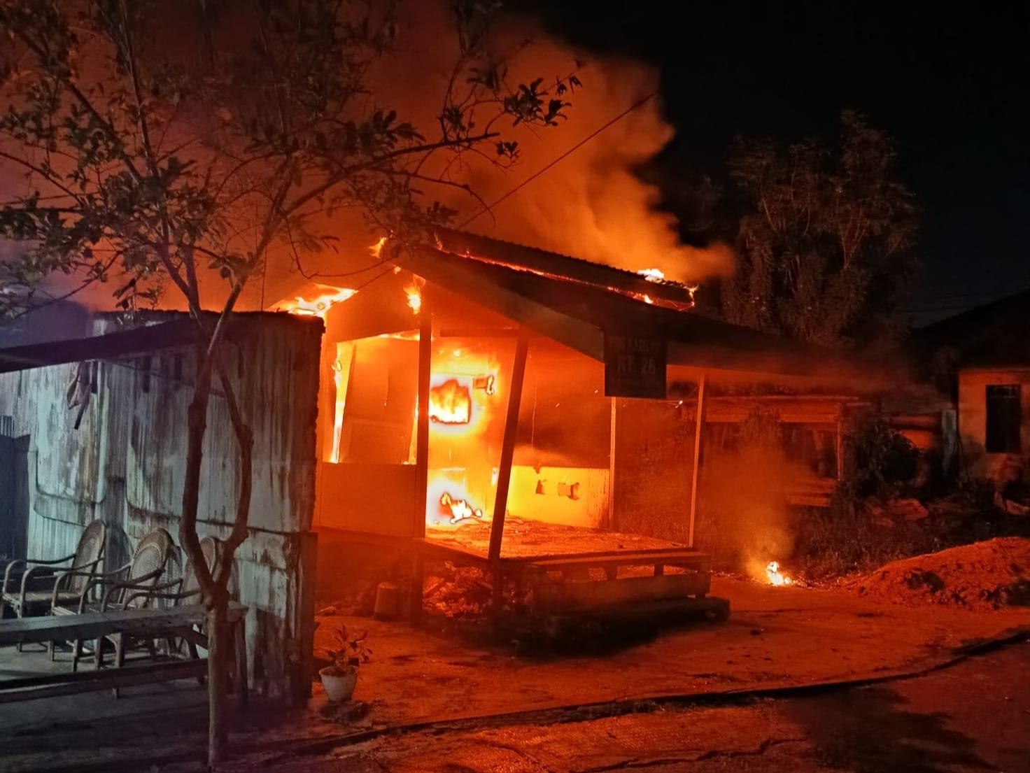 Kebakaran pos kamling RT 26, Kelurahan Api-api, Kecamatan Bontang Utara, Minggu (15/3/2026). (Foto: Aji/NIUS.id)