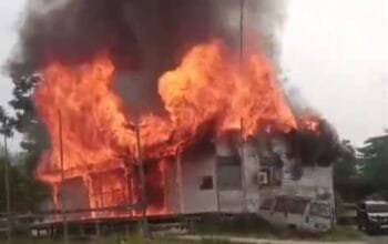 BREAKING NEWS: Kebakaran Hanguskan Pujasera di Guntung, Dua Mobil Ikut Terbakar
