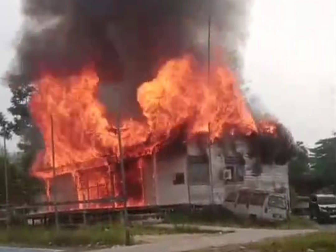 Kebakaran pujasera Guntung, Kamis (12/3/2026). (Foto: Tangkap layar)