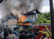 Kebakaran di belakang Hotel Andika, tepatnya di pertigaan Jalan Veteran, Jalan Intan, dan Jalan Berlian, RT 21, Kelurahan Berbas Tengah, Kecamatan Bontang Selatan, Minggu (22/3/2026).