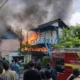 Kebakaran di belakang Hotel Andika, tepatnya di pertigaan Jalan Veteran, Jalan Intan, dan Jalan Berlian, RT 21, Kelurahan Berbas Tengah, Kecamatan Bontang Selatan, Minggu (22/3/2026).