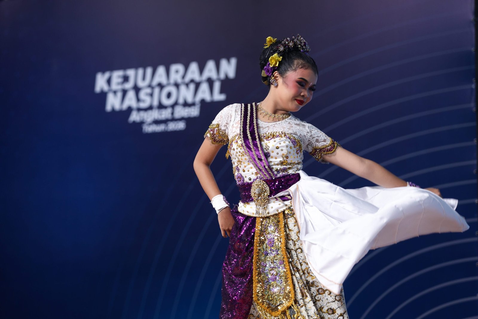 Opening Kejuaraan Nasional (Kejurnas) Senior 2026 di GOR Saparua Bandung, Jawa Barat, 17-19 April 2026. Ajang ini diikuti 257 lifter dan official dari 25 provinsi di Indonesia.