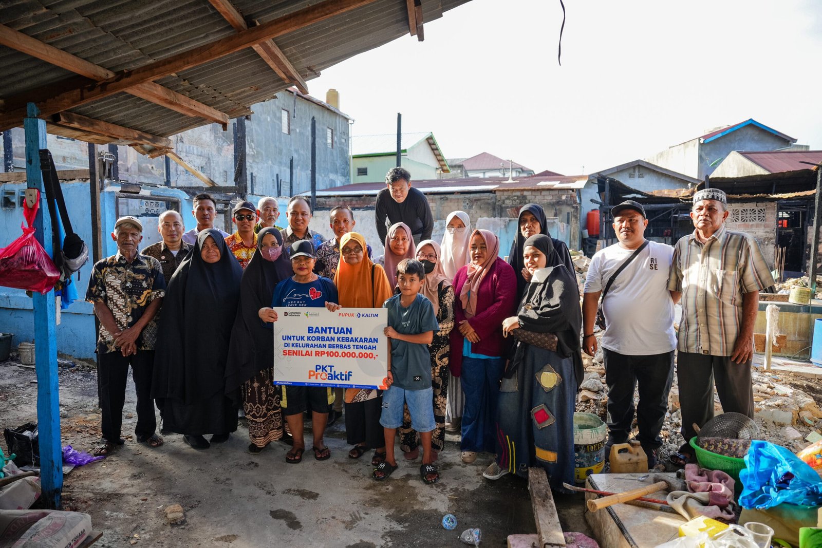 PKT Proaktif, salurkan bantuan Rp100 Juta bagi korban kebakaran di Jalan Veteran, Gang Intan RT 21, Kelurahan Berebas Tengah, Kecamatan Bontang Selatan. (FOTO: Pupuk Kaltim)