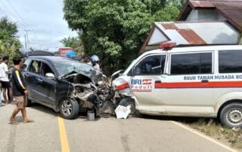 Hindari Jalan Berlubang, Ambulans RSUD Bontang Tabrakan dengan Avanza di Bengalon
