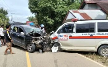 Hindari Jalan Berlubang, Ambulans RSUD Bontang Tabrakan dengan Avanza di Bengalon