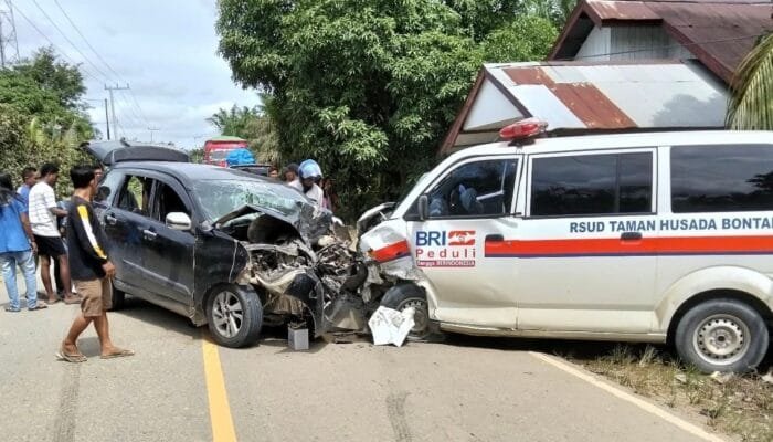 Hindari Jalan Berlubang, Ambulans RSUD Bontang Tabrakan dengan Avanza di Bengalon