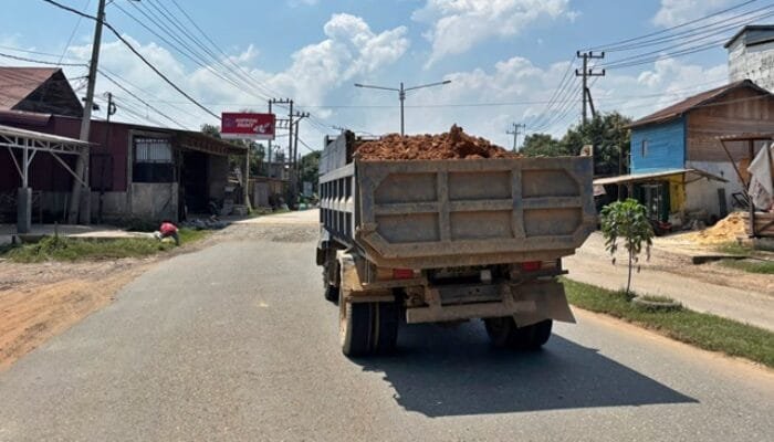Aturan Ada, Pengawasan Lemah: Truk Galian C Bebas Melintas