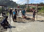 Jalan Rusak Tak Kunjung Diperbaiki, Warga Loa Kulu Patungan Turun Tangan