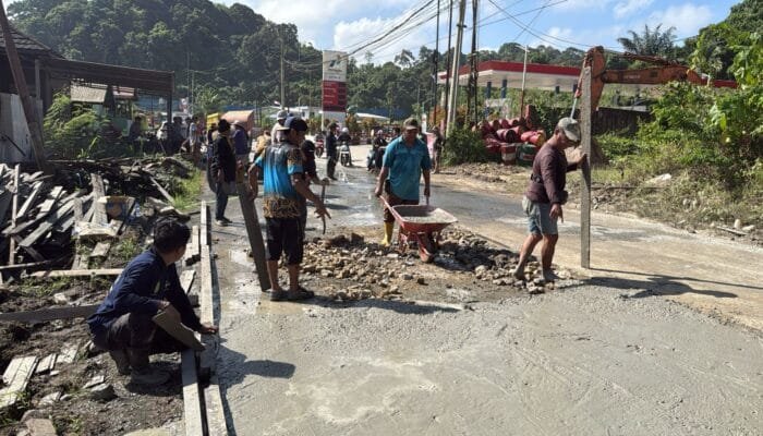 Jalan Rusak Tak Kunjung Diperbaiki, Warga Loa Kulu Patungan Turun Tangan